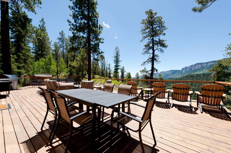Luxury Home - Huge Deck - Great Views - Hot Tub/Fire Table - 2 Miles to Purg — photo 2