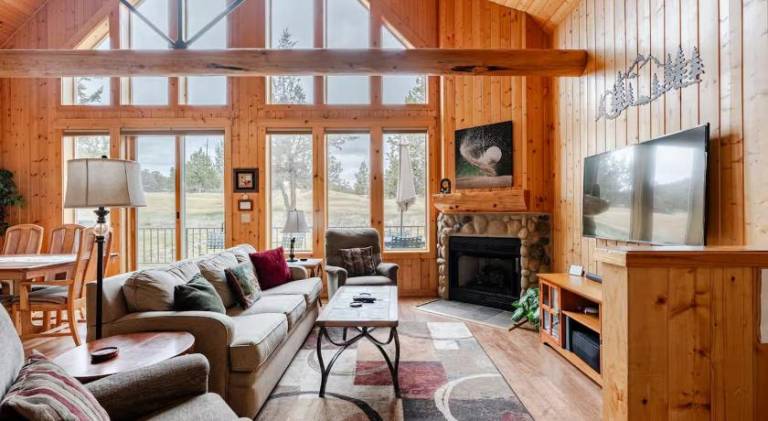 Chalet with jacuzzi, pool & sauna in Redmond, OR