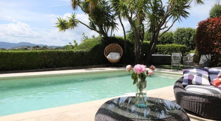 Fully equipped villa with patio, barbeque & private pool | Perfect for remote work | Dogs allowed in Sainte-Maxime