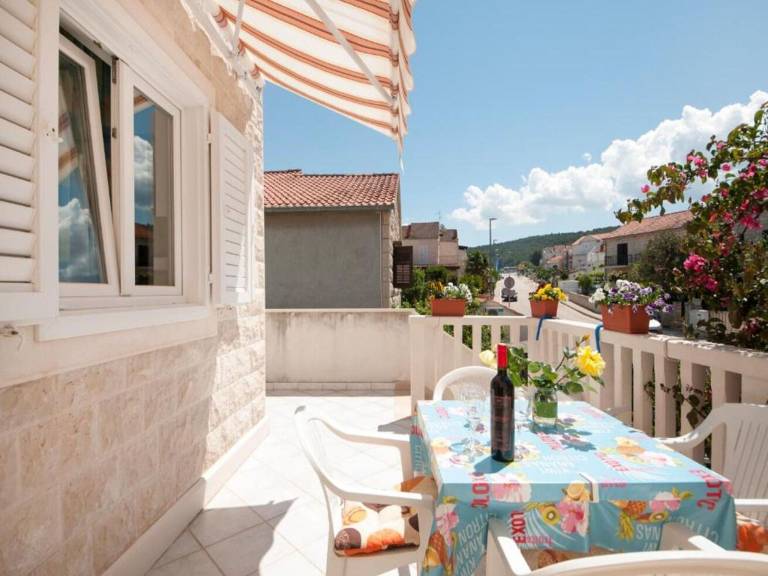 Rental apartment with patio | Next to the beach | Dogs allowed in Supetar