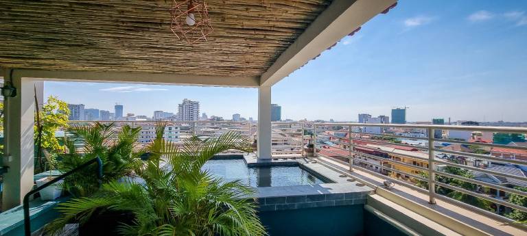 Spacious serviced apartment with barbeque, pool & patio | Dogs allowed — photo 2