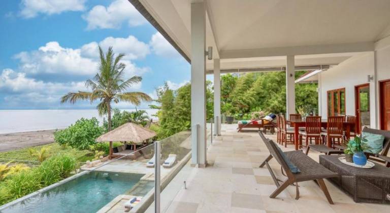 Villa with terrace, yard & hot tub — photo 2