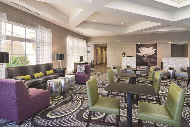 La Quinta Inn & Suites by Wyndham Phoenix Mesa West — photo 2