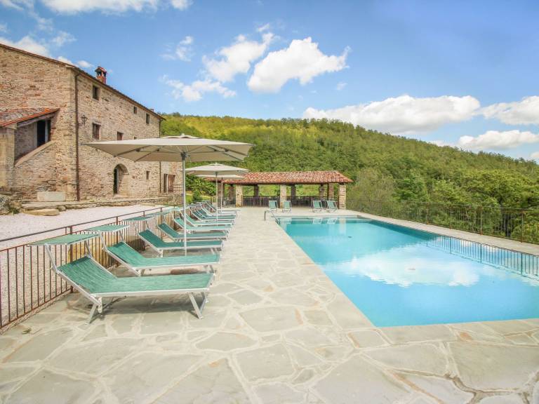 Vacation home with barbecue, private pool & patio — photo 4