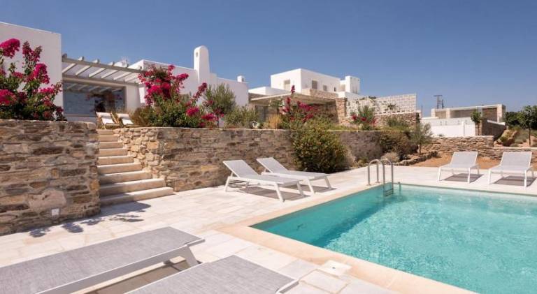 Villa with yard, private pool & patio in Paros
