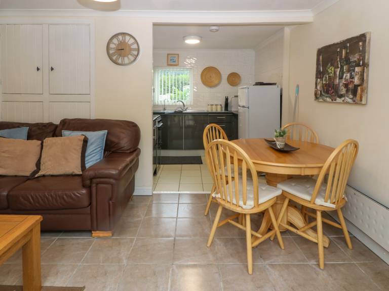 Cottage with garden — photo 3