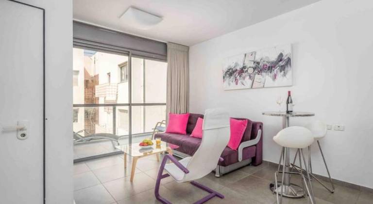 NEW Cosy 2BR and parking By Banana Beach in Tel Aviv