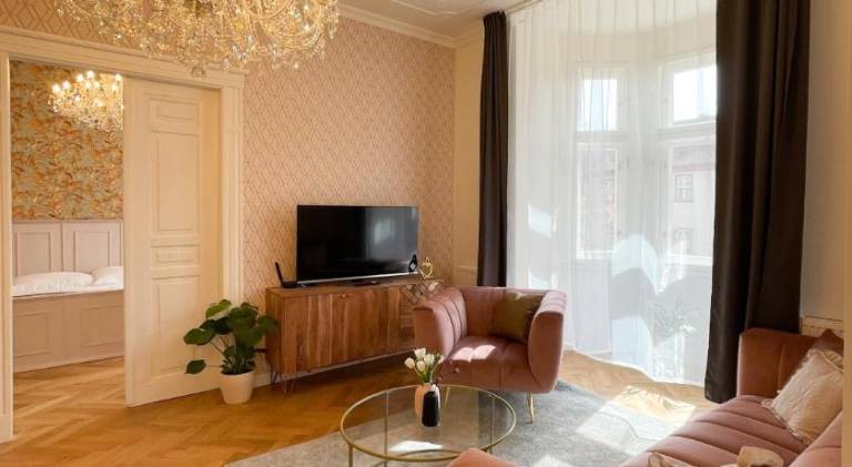 Serviced apartment | Near Prague astronomical clock | Good for workation in Prague