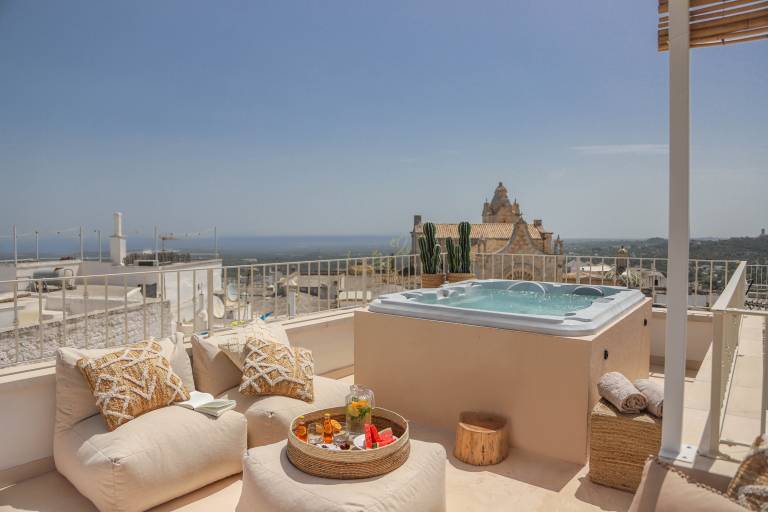Fully equipped holiday apartment with hot tub & terrace | Dogs allowed in Ostuni