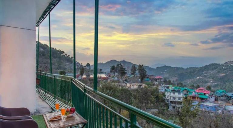 Villa with patio in Solan