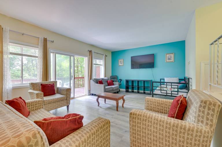 Lake George Townhome w Deck 2 Mi to The Outlets