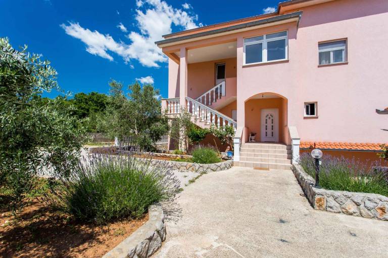 Apartment with garden, BBQ & patio in Crikvenica