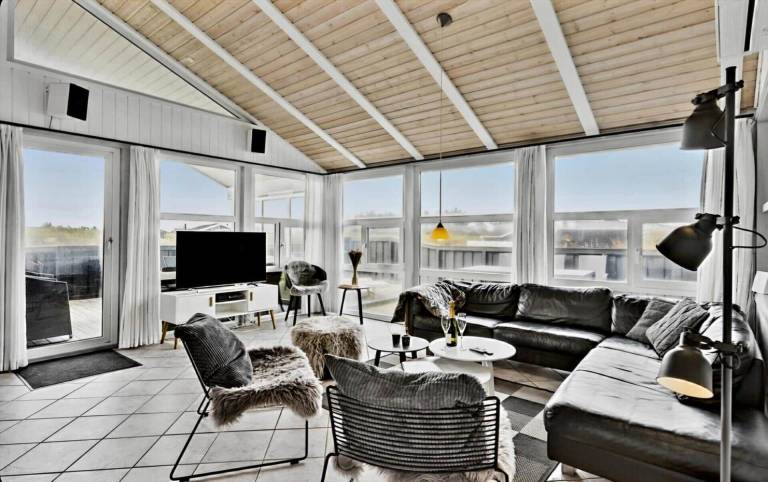 House with pool, hot tub & BBQ — photo 3