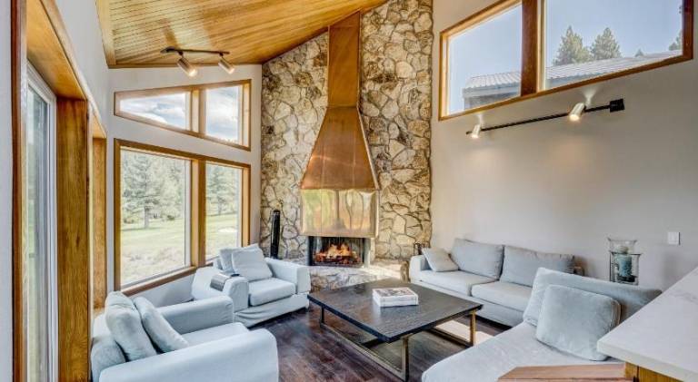 Vacation home with pool & jacuzzi in Truckee, CA