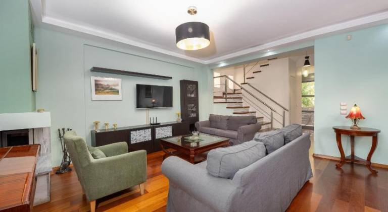 Fully equipped villa with BBQ, patio & yard | Next to the beach | Perfect for remote work | Dogs allowed in Glyfada