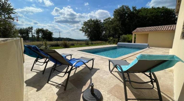 Vacation home with private pool, patio & yard | Pet-friendly in Bergerac