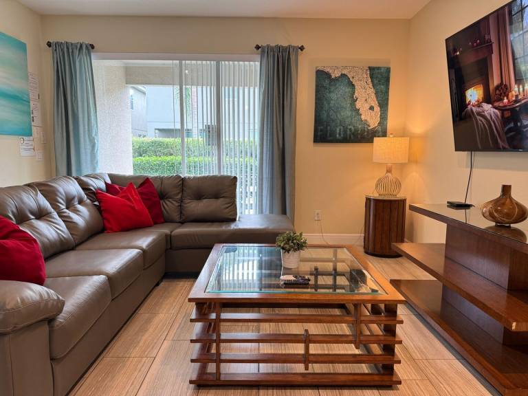 Fully equipped spacious vacation home with private pool, barbecue & hot tub | Pets are welcome — photo 2