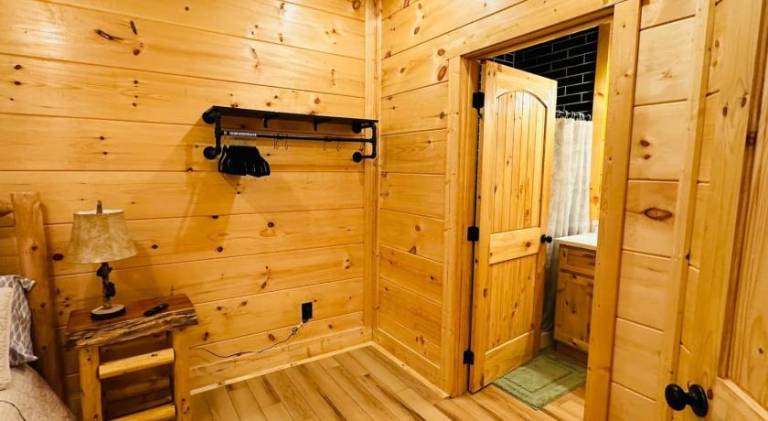 Beautiful vacation home with jacuzzi | Pets are welcome — photo 4