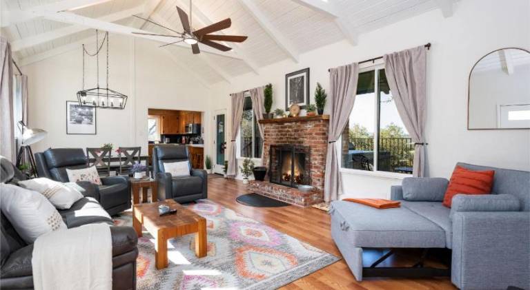 Vacation home with hot tub in Oakhurst, CA