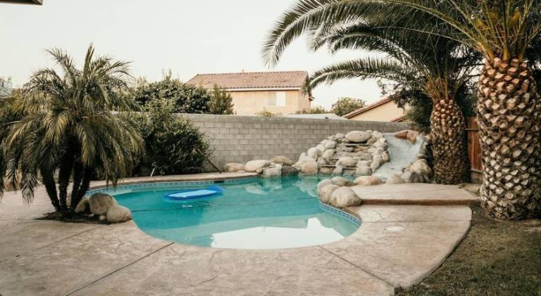 House with pool — photo 3