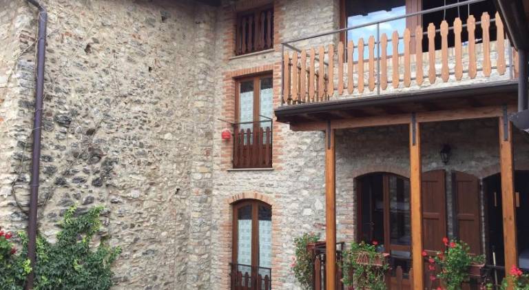 Holiday apartment with pool in Tignale