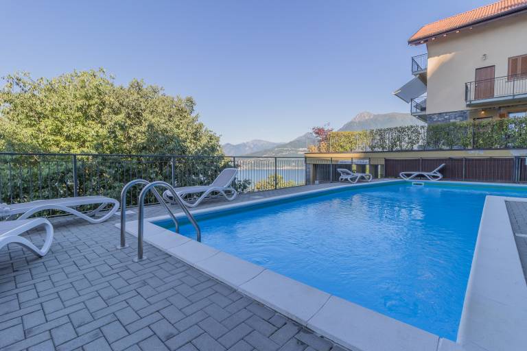 Rental apartment with yard & pool in Varenna