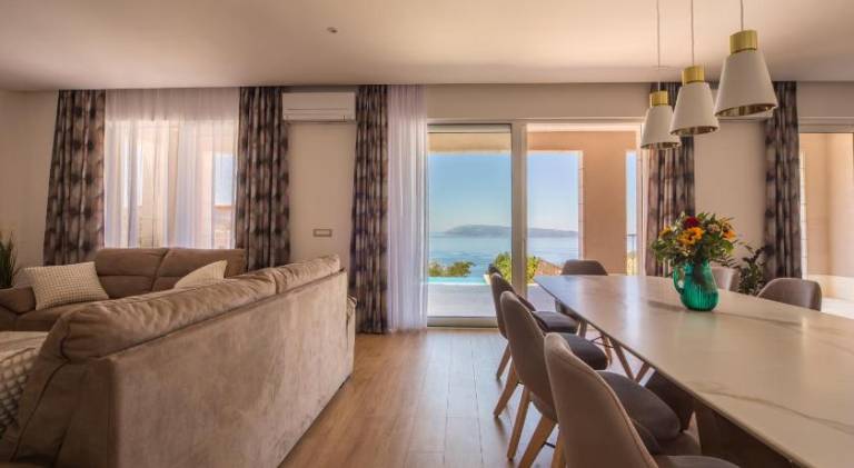 Villa with hot tub & pool | Pets are welcome — photo 2