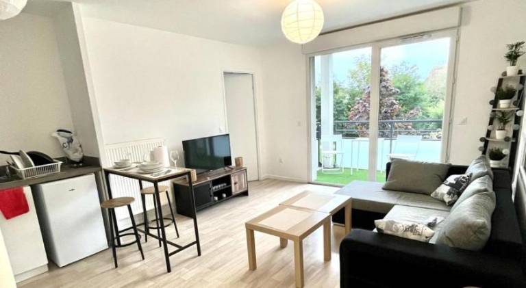 Apartment with yard & terrace — photo 2