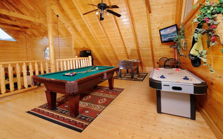 Cabin with grill, jacuzzi & pool | Mountain view — photo 3