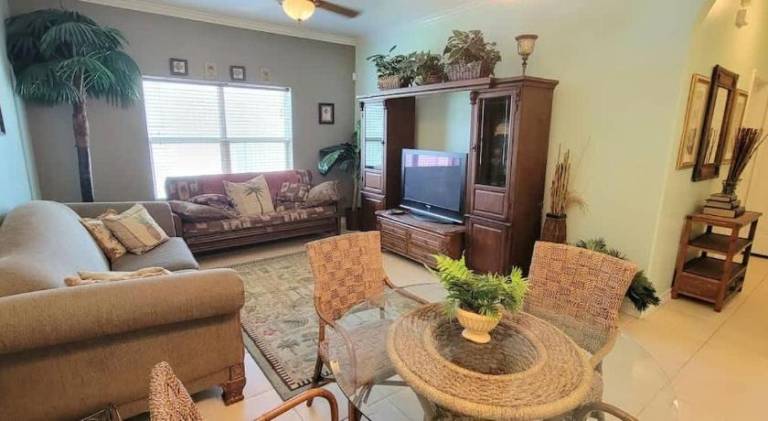 Rental apartment with heated pool & yard — photo 2