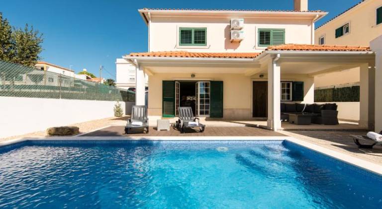 Fully equipped beautiful villa with yard, pool & BBQ | Dogs allowed in Setubal