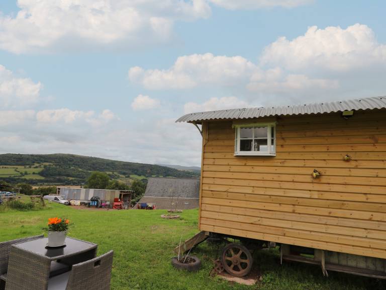 Cottage with garden — photo 3