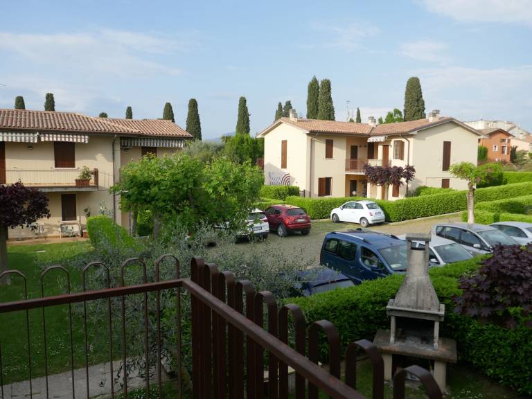 Apartment with yard, barbecue & pool — photo 4