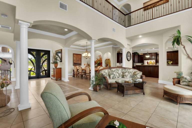 Family-oriented vacation home with barbecue, private pool & jacuzzi | Water view | Pet-friendly — photo 5