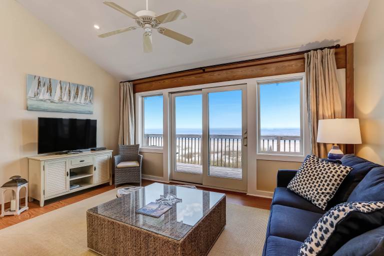 Bring your dog on vacation to this oceanfront house. Amazing views and lots of parking. — photo 4