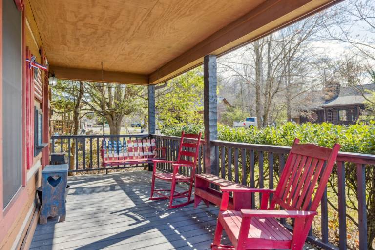 Lovey Bear - A Cozy Dog-Friendly Cabin with Hot Tub, Fireplace – Across from Soaky Mountain — photo 4