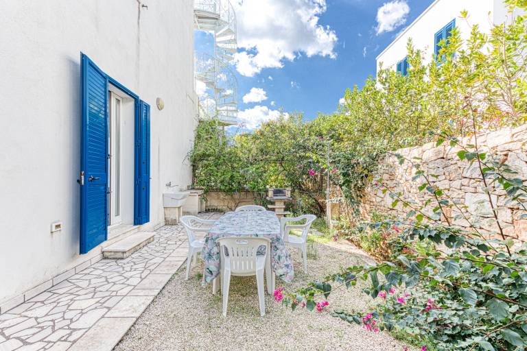 Vacation home with terrace, garden & grill | Garden view — photo 3