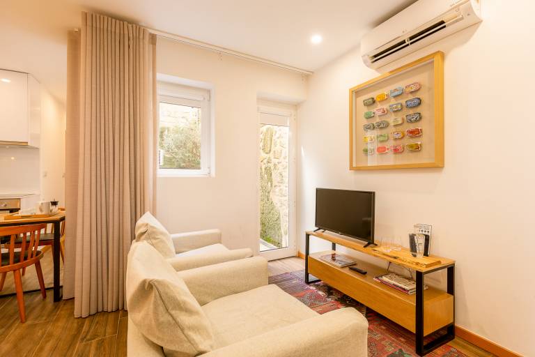 Studio with patio | Next to São Bento Railway Station | Pet-friendly — photo 4