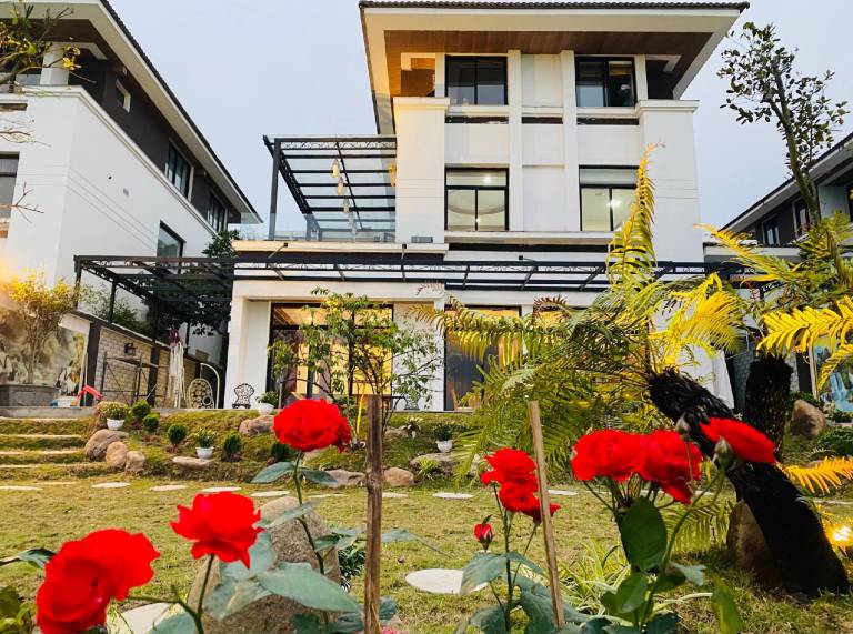 Villa with barbecue, pool & garden | Water view in Ha Long