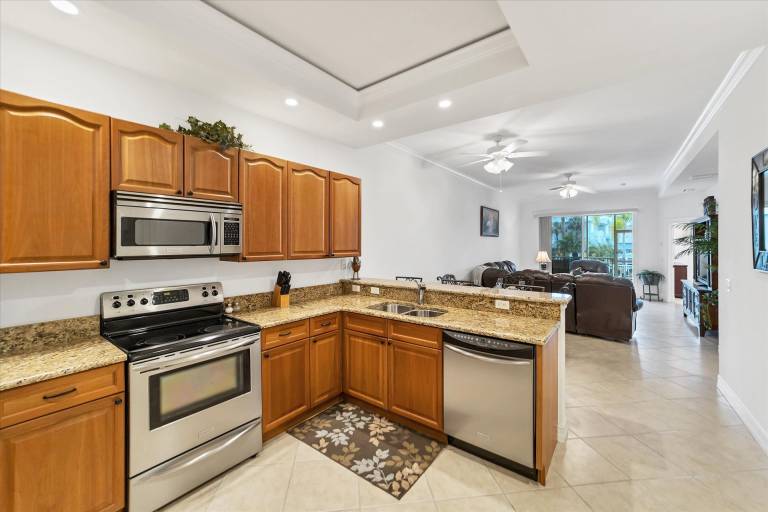 Condo with pool | Water view — photo 4