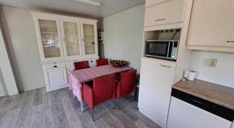 Lodge with terrace & yard | Pet-friendly — photo 4