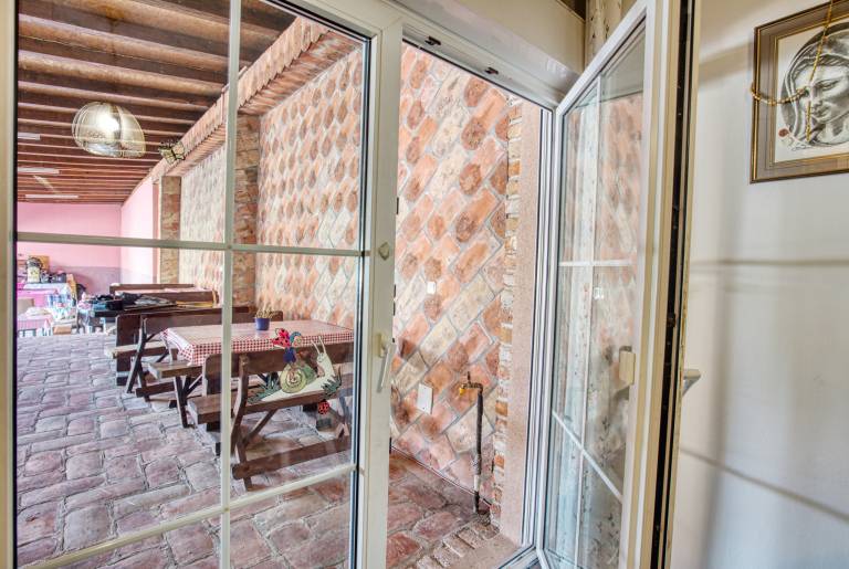 Rental apartment with barbeque & yard — photo 4