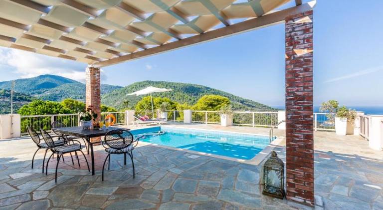 Villa with yard, private pool & barbeque — photo 3