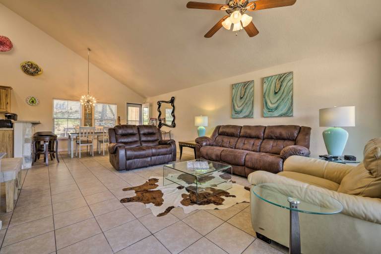 Pet-Friendly Home w/ Deck: 1 Mi to Canyon Lake Fun — photo 5