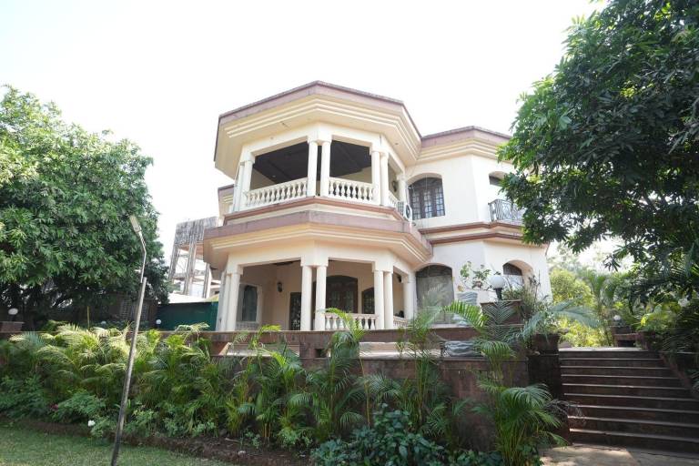 Nice villa with pool, BBQ & garden | Pets are welcome in Khandala