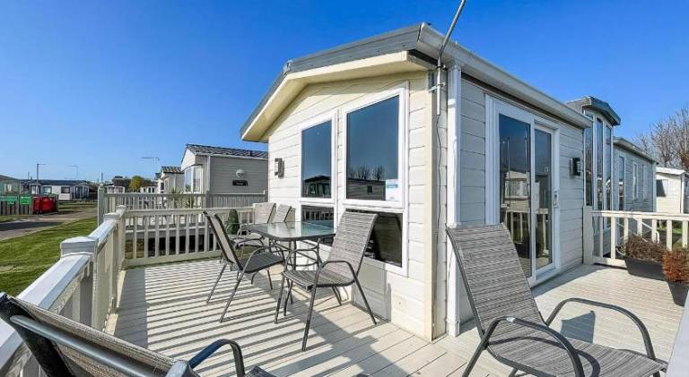 Lovely 6 Berth Caravan With Decking At California Cliffs In Scratby Ref 50048L — photo 4