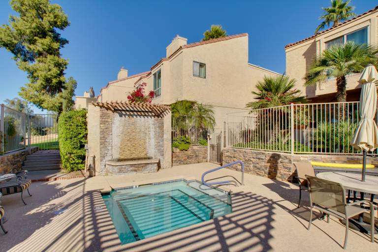First Floor Condo w Golf Course Views & Pool