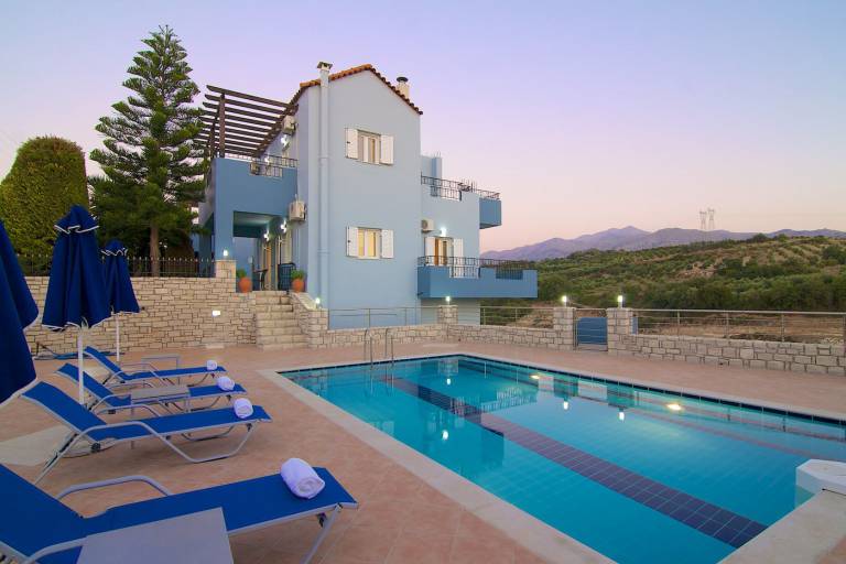 Villa with yard, barbecue & private pool — photo 4