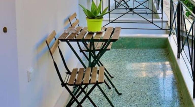 Apartment with patio & yard — photo 5