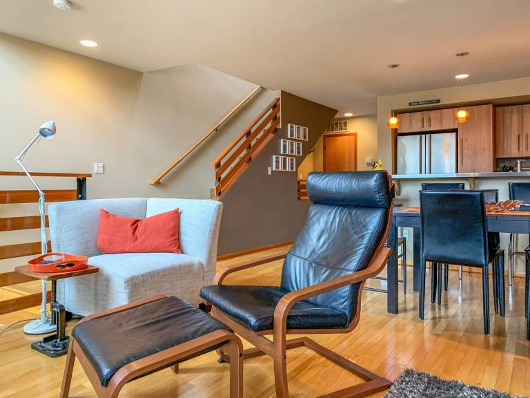 Sophisticated Urban Loft Townhouse with BBQ on the Deck — photo 2